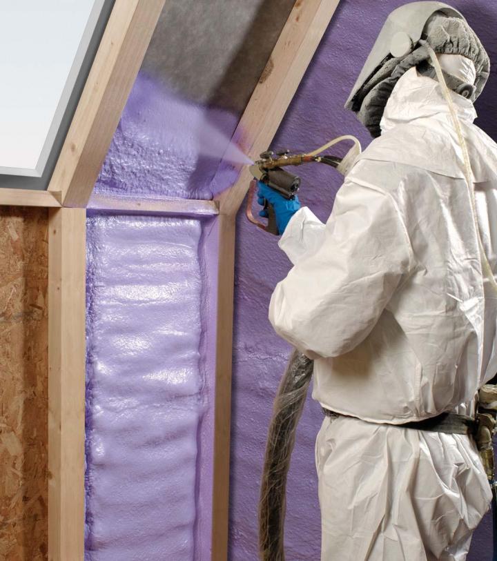 Travaux d’isolation en polyuréthane giclé Montréal